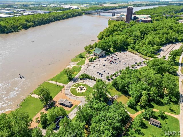 522 S 2nd Street, St Charles, MO 63301