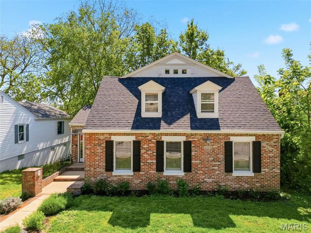 522 S 2nd Street, St Charles, MO 63301