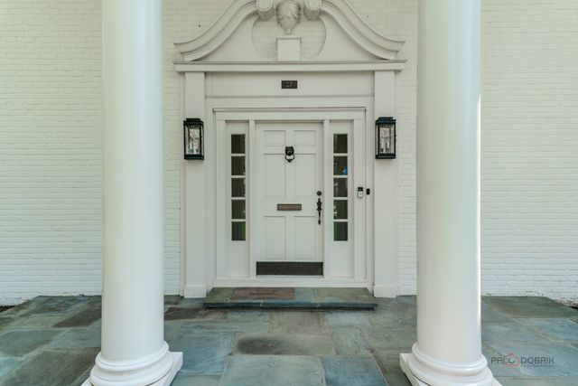 37 Forest Hills Road, Lake Bluff, IL 60044