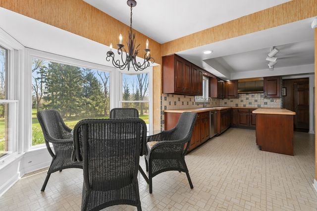 37 Forest Hills Road, Lake Bluff, IL 60044