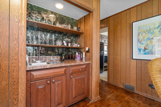 37 Forest Hills Road, Lake Bluff, IL 60044