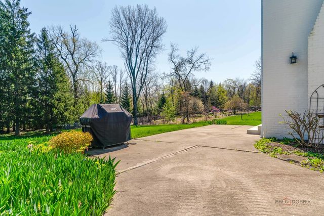 37 Forest Hills Road, Lake Bluff, IL 60044