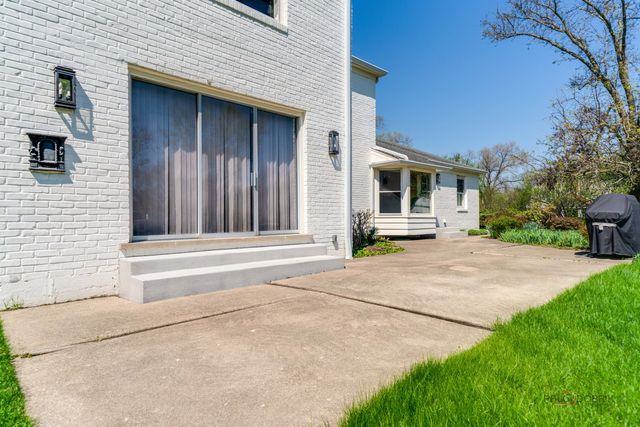 37 Forest Hills Road, Lake Bluff, IL 60044
