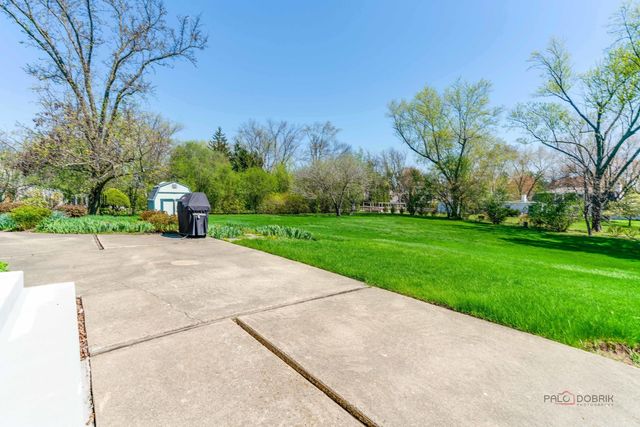 37 Forest Hills Road, Lake Bluff, IL 60044