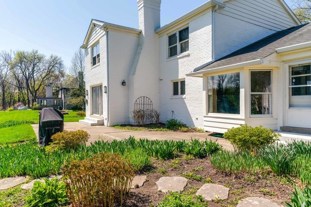 37 Forest Hills Road, Lake Bluff, IL 60044
