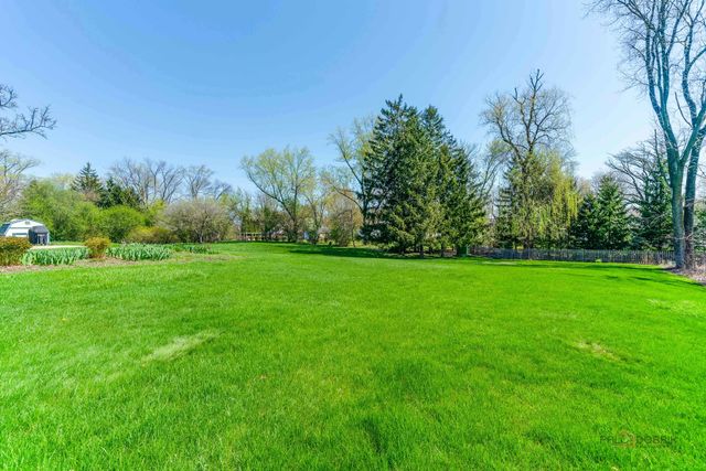 37 Forest Hills Road, Lake Bluff, IL 60044