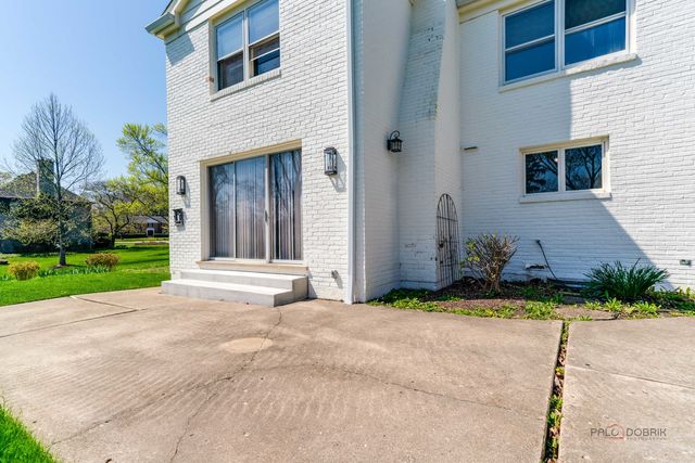 37 Forest Hills Road, Lake Bluff, IL 60044