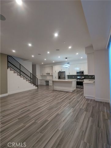 8238 Sharuzi Lane, Northridge (los Angeles), CA 91325