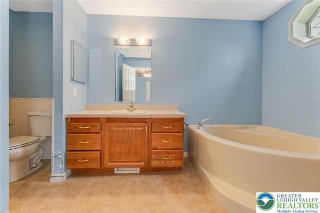 707 San Simeon Place, Forks Twp, PA 18040