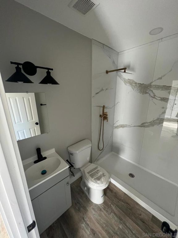 Image 5 of property listing at 3050 K, San Diego, CA 92102