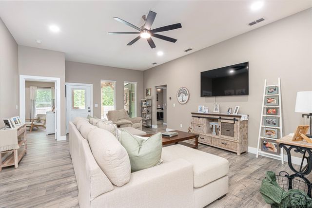 16210 Crossing Circle, Lindale, TX 75771