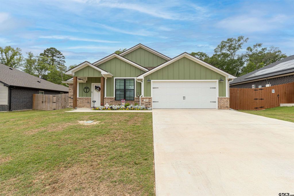 16210 Crossing Circle, Lindale, TX 75771