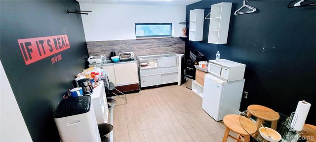 21910 Greenfield Road, Oak Park, MI 48237