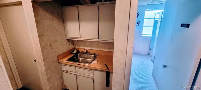 21910 Greenfield Road, Oak Park, MI 48237