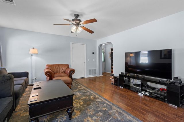 214 Pentire WAY, Hutto, TX 78634