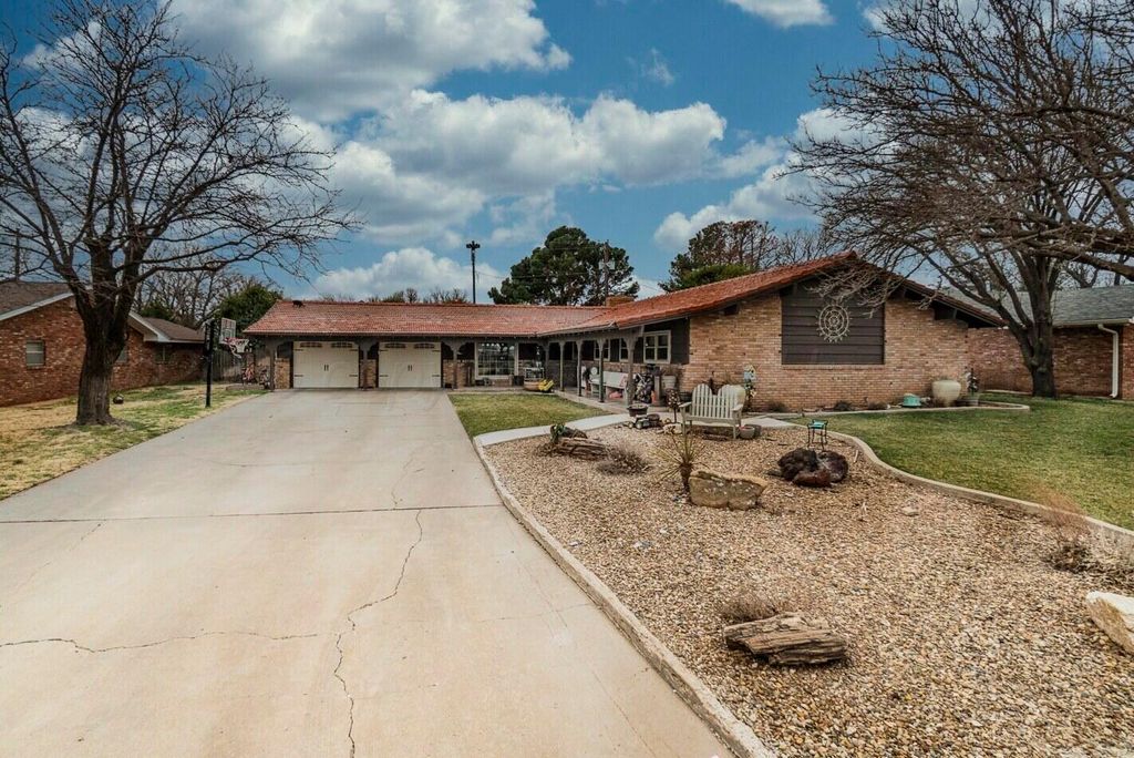 210 Comanche Trail, Tulia, TX 79088