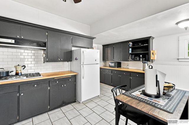 2352 S 35th Avenue, Omaha, NE 68105