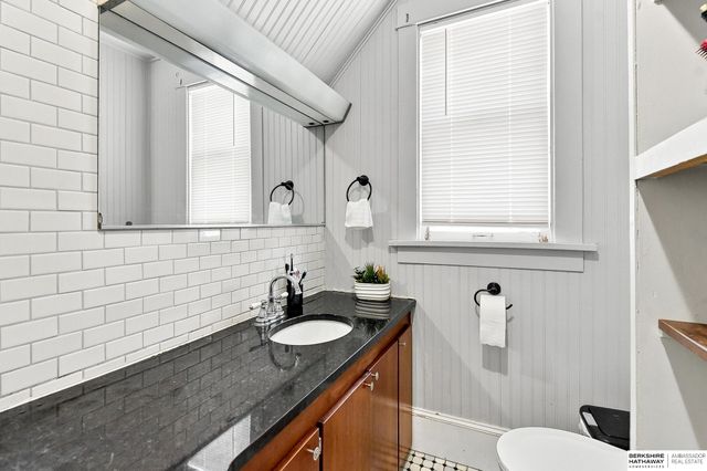 2352 S 35th Avenue, Omaha, NE 68105