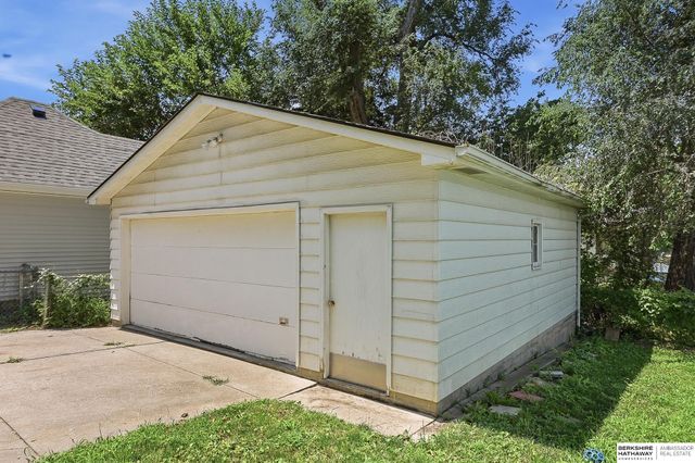 2352 S 35th Avenue, Omaha, NE 68105