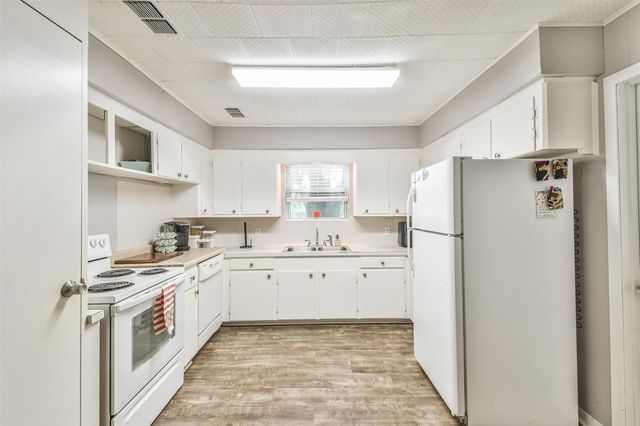 107 Sunset Heights Avenue, Dayton, TX 77535