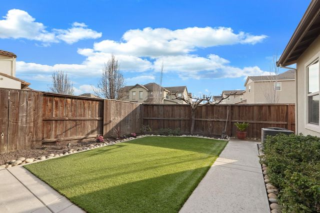 198 Cottage Ln, Lodi, CA 95242