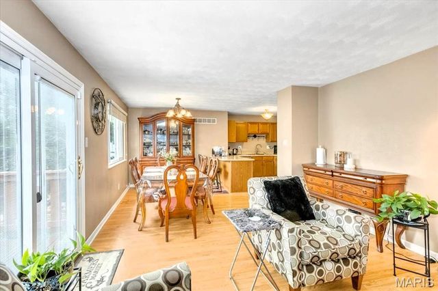 5661 Chalet Hill Drive, St Louis, MO 63129