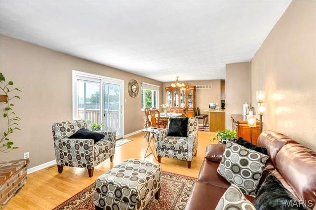 5661 Chalet Hill Drive, St Louis, MO 63129