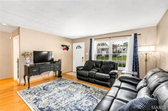 5661 Chalet Hill Drive, St Louis, MO 63129