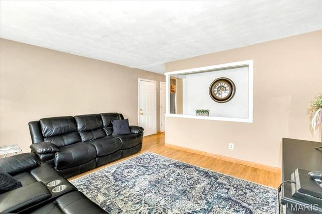 5661 Chalet Hill Drive, St Louis, MO 63129