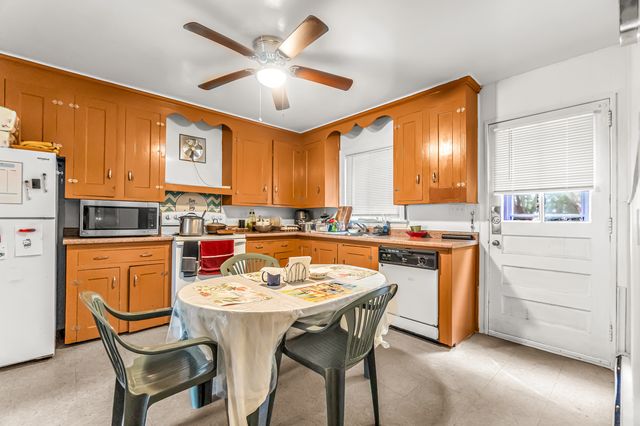 214 Thames Street, New London, CT 06320