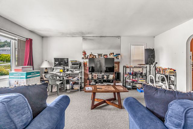 214 Thames Street, New London, CT 06320