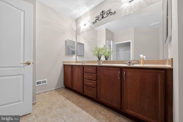 100 SMORTZ LN, Glassboro, NJ 08028