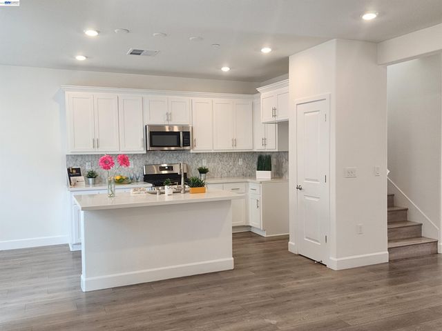417 Mystic Ln, Pittsburg, CA 94565