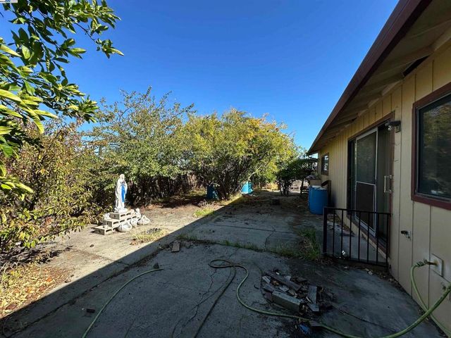 1988 Calaveras Dr, Pittsburg, CA 94565