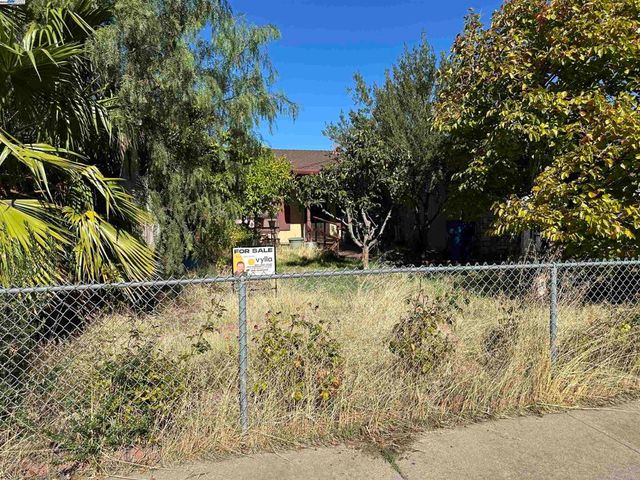 1988 Calaveras Dr, Pittsburg, CA 94565