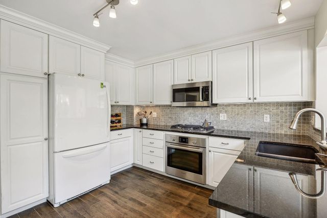 1058 Cedar View Drive, Minneapolis, MN 55405