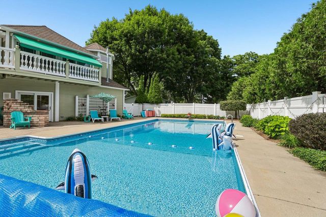 702 Glenwood Court, Jefferson, WI 53549
