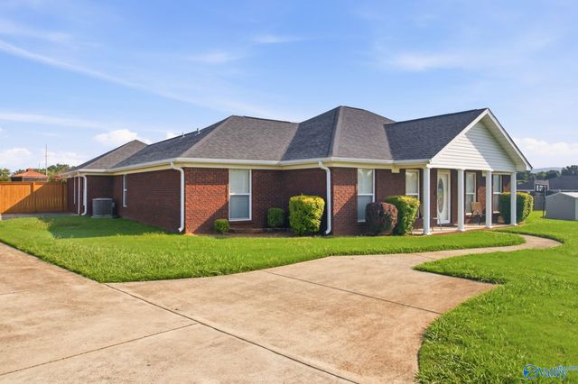 213 Smokey Hills Court, New Market, AL 35761
