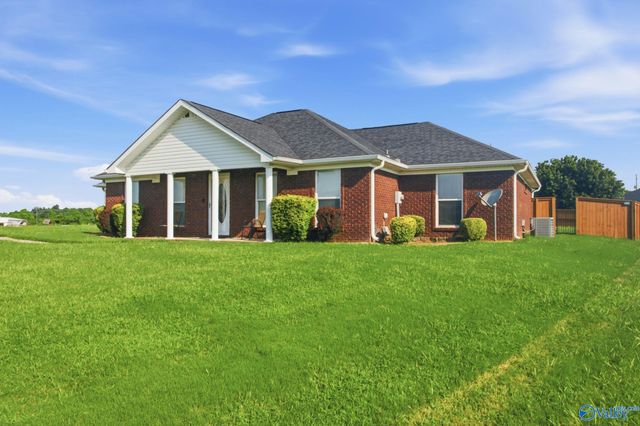 213 Smokey Hills Court, New Market, AL 35761
