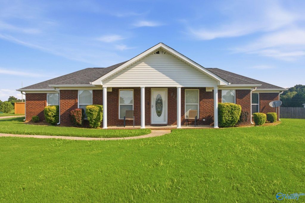 213 Smokey Hills Court, New Market, AL 35761