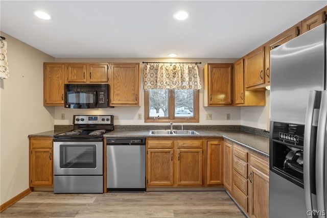 105 Lancelot Lane, Camillus, NY 13031