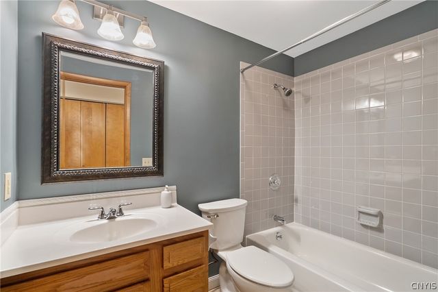 105 Lancelot Lane, Camillus, NY 13031