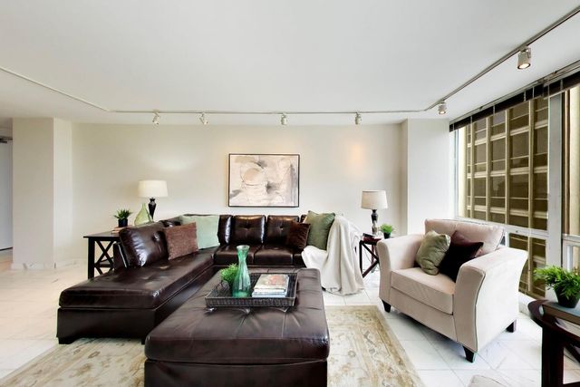 330 W Diversey Parkway 902-04, Chicago, IL 60657
