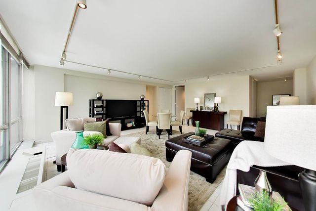 330 W Diversey Parkway 902-04, Chicago, IL 60657