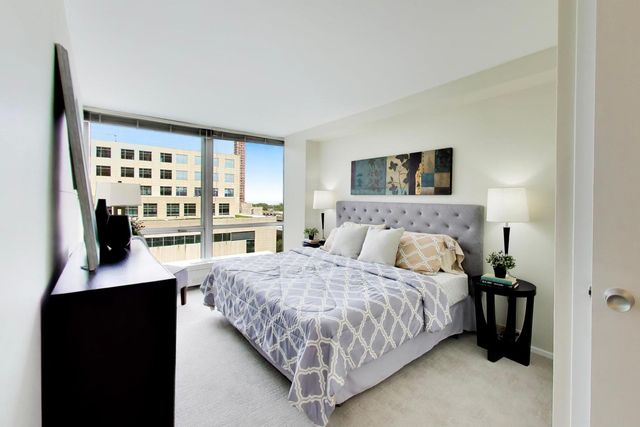 330 W Diversey Parkway 902-04, Chicago, IL 60657
