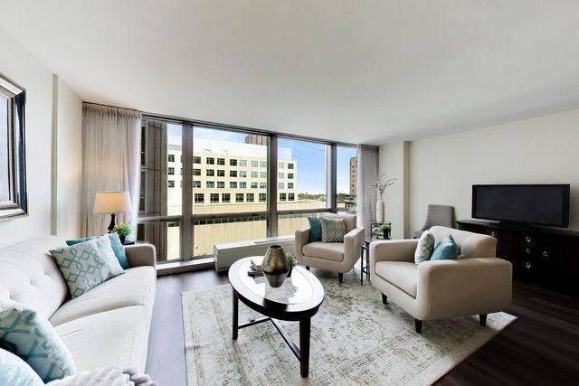330 W Diversey Parkway 902-04, Chicago, IL 60657