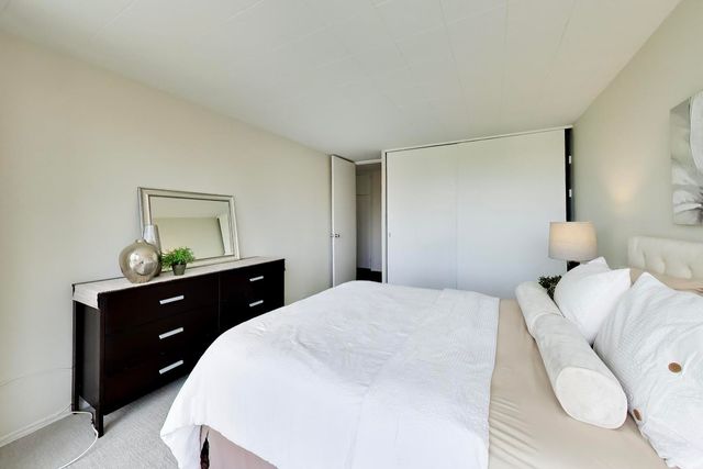 330 W Diversey Parkway 902-04, Chicago, IL 60657