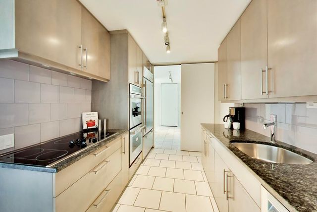 330 W Diversey Parkway 902-04, Chicago, IL 60657