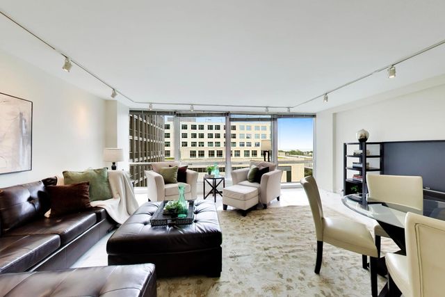 330 W Diversey Parkway 902-04, Chicago, IL 60657