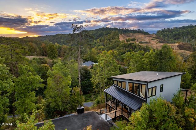 1665 Paulas Huskey Circle, Sevierville, TN 37876